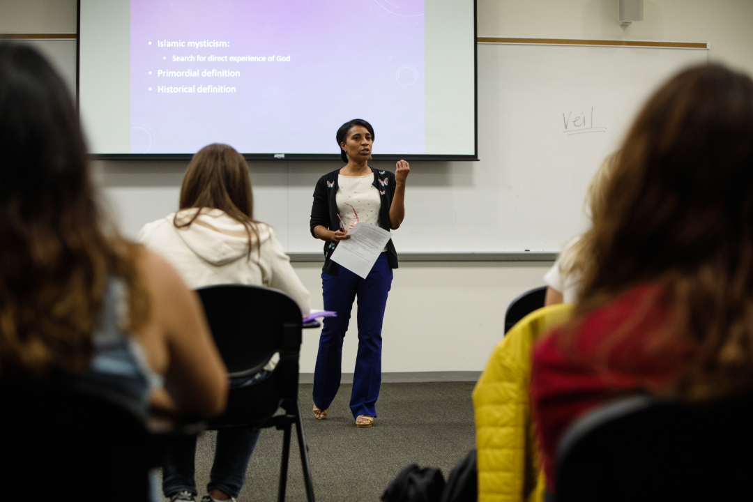 Kelly Pemberton teaching a Women in Islam class